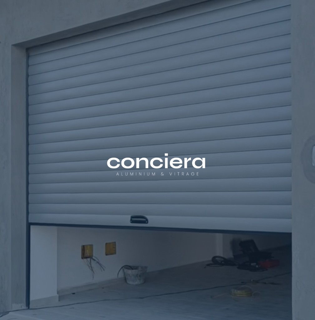 Porte de garage enroulable aluminium lames gris avec logo Conciera à Tanger