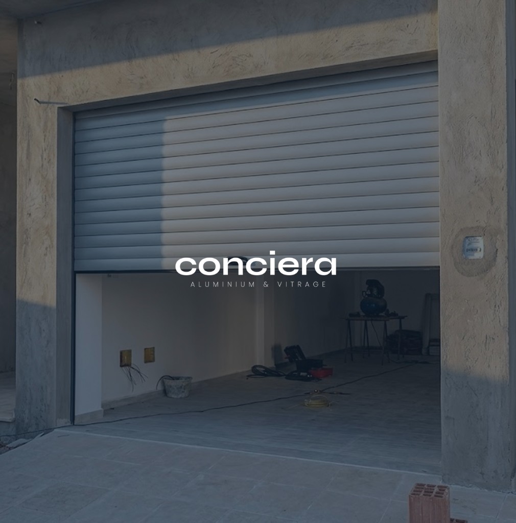 Porte de garage aluminium ouverte en cours d'installation par Conciera à Tanger