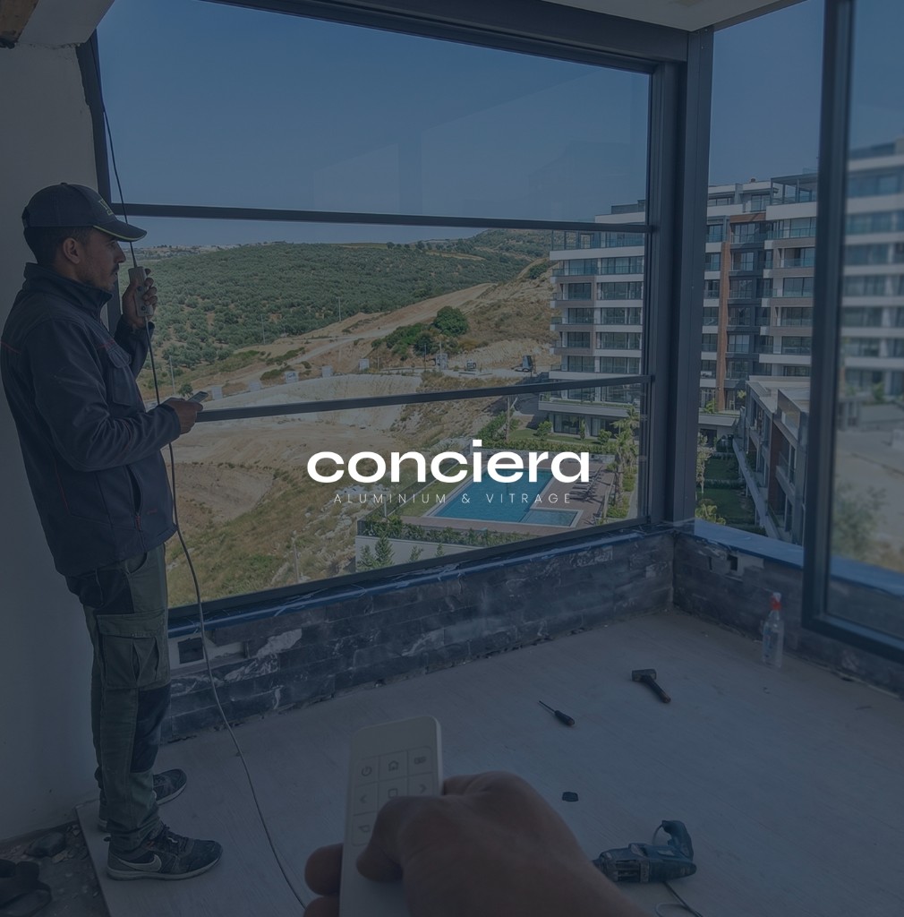 Technicien Conciera installant une fenêtre guillotine aluminium avec télécommande