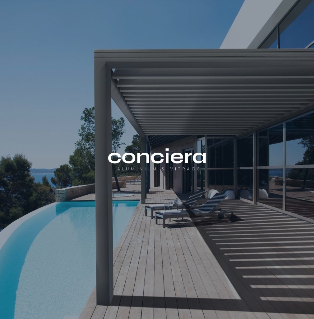 Pergola bioclimatique de luxe au bord de piscine avec vue mer