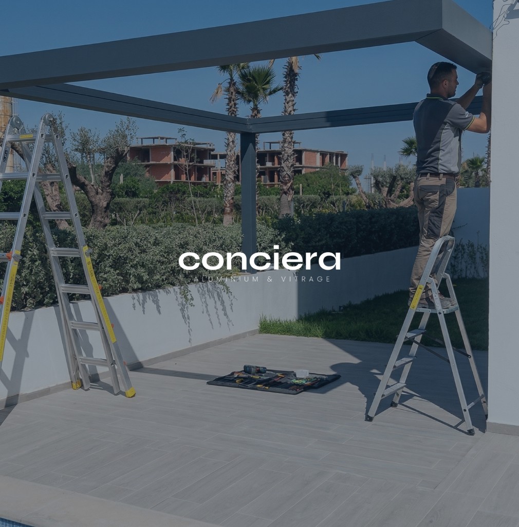 Pergola bioclimatique installée au bord de piscine